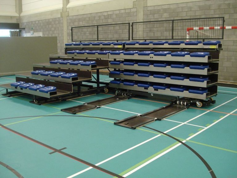 Teleskoptribüne mit Sitzen – Komfortable Sitztribünen für Sporthallen und Mehrzweckhallen